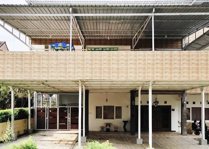 Pertiwi Homestay Near Museum Angkut Batu Malang